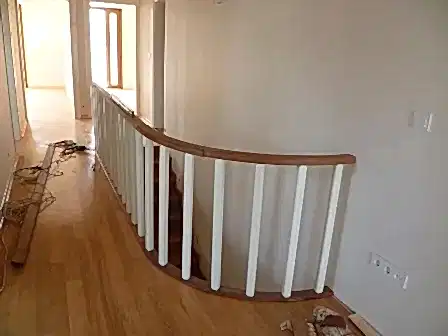 Beyaz lake tornalı ahşap küpeşte, villa ve dubleks merdivenlerde estetik ve güvenli kullanım