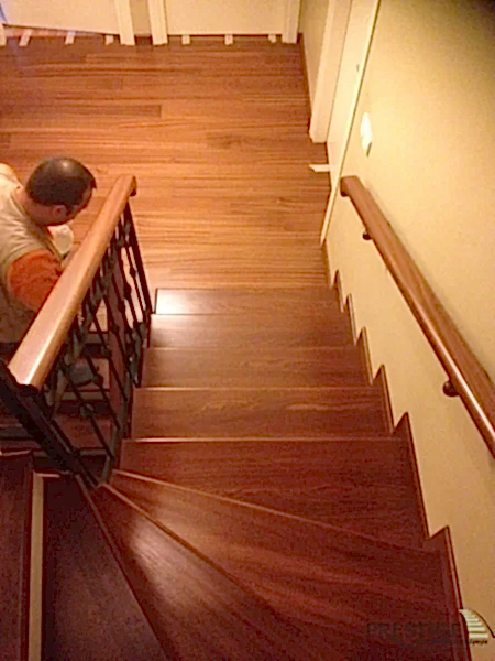 Merdiven boyunca uygulanan ergonomik duvar küpeştesi