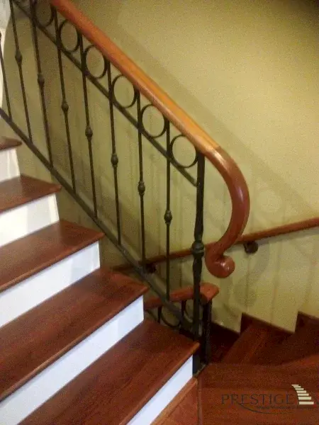 Ferforje Üstü Ahşap küpeşte ile uyumlu duvar küpeştesi uygulaması