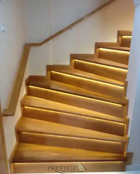 Ahşap duvar küpeştesi modeli ile iç mekân merdiven çözümü