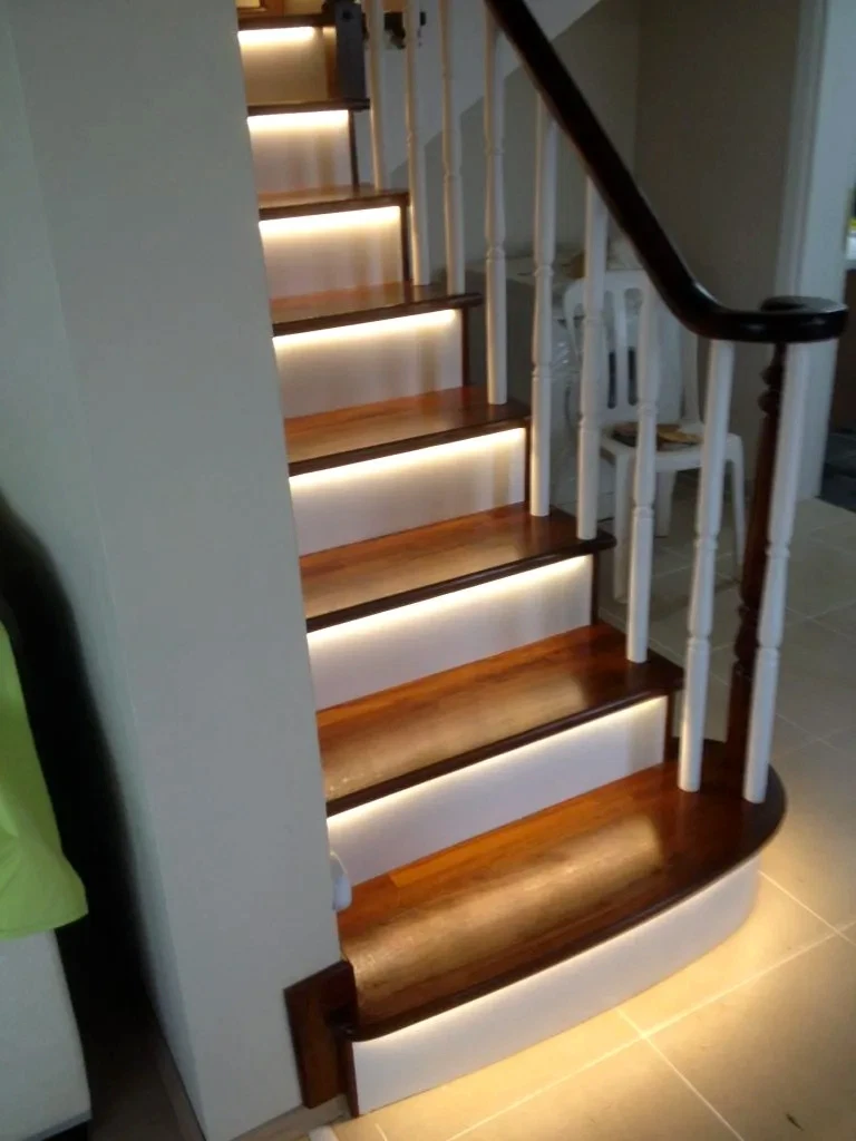 Klasik lake tornalı küpeşte babaları, detaylı torna işçiliği ve beyaz lake boya uygulaması