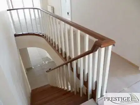 Modern lake tornalı küpeşte modeli, sade torna formu ve mat lake boya ile üretilmiş merdiven korkuluğu