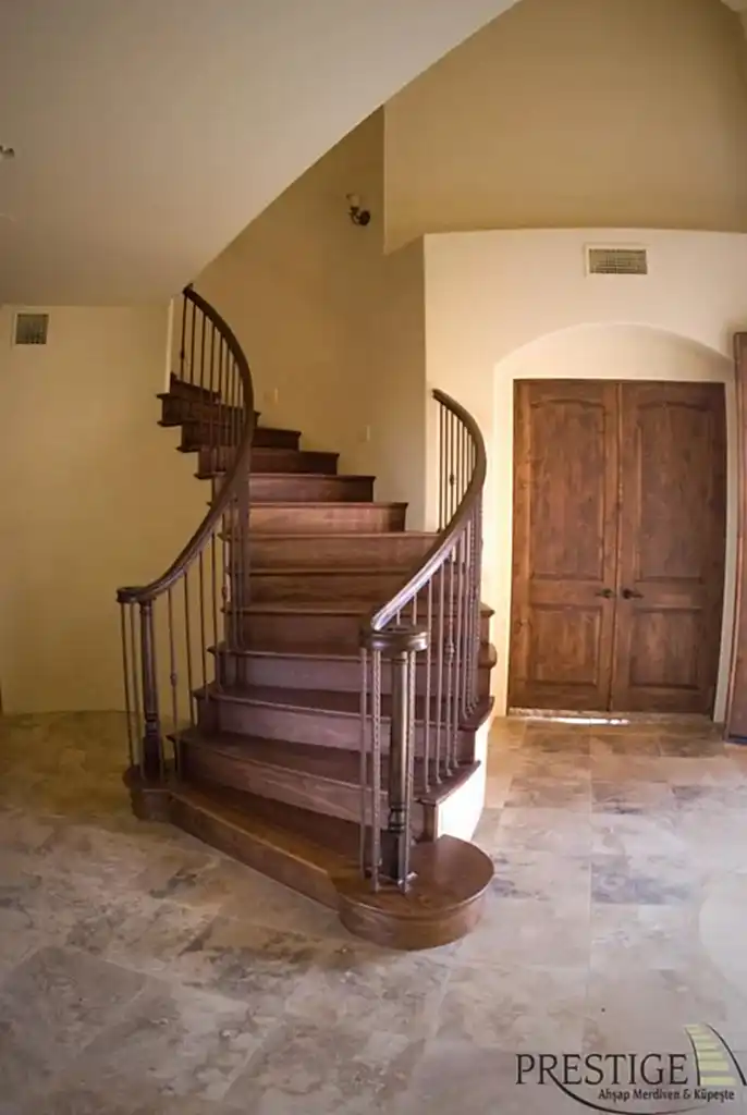 Özel ölçü lake tornalı küpeşte uygulaması, ahşap basamaklı iç mekân merdiven tasarımı